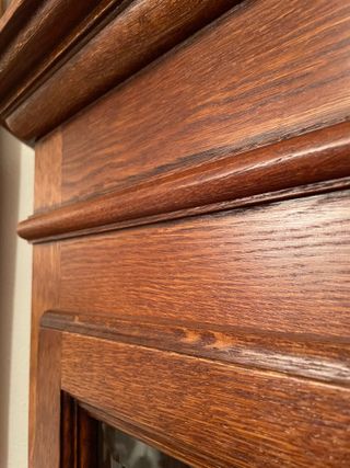 Esquinero de roble con vitrina