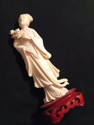 Statuina orientale donna con fiore