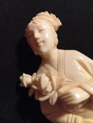 Statuina orientale donna con fiore