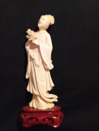 Statuina orientale donna con fiore