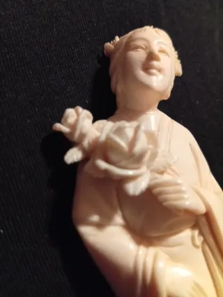 Statuina orientale donna con fiore