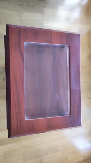 Vitrina de madera y cristal