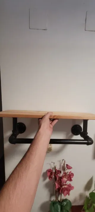 Estantería madera y tubería negra