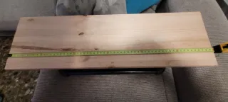 Estantería madera y tubería negra