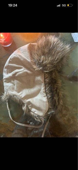 Gorro de invierno peludo beige y marrón