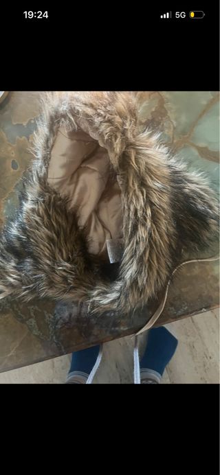 Gorro de invierno peludo beige y marrón