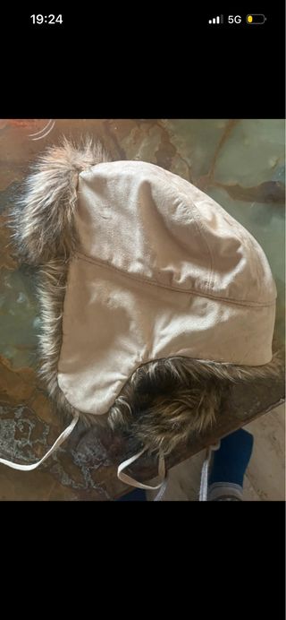 Gorro de invierno peludo beige y marrón