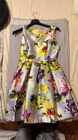 Vestido elegante floral gris