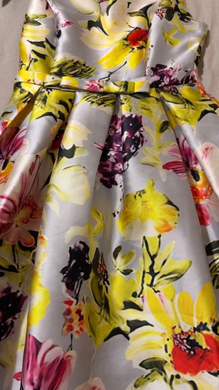 Vestido elegante floral gris