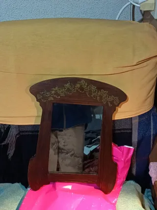 Specchio da parete con cornice in legno