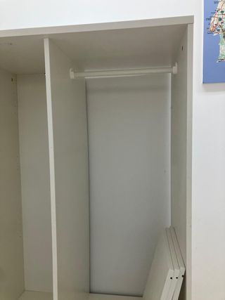 Armario abierto blanco con perchero