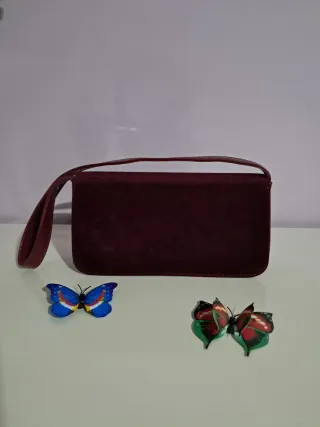 Bolso burdeos efecto piel de ante.