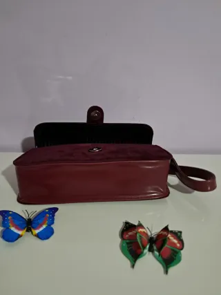 Bolso burdeos efecto piel de ante.
