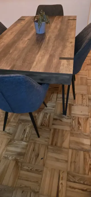 Mesa de madeira com 4 cadeiras