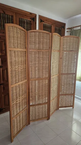 Biombo de madera y mimbre