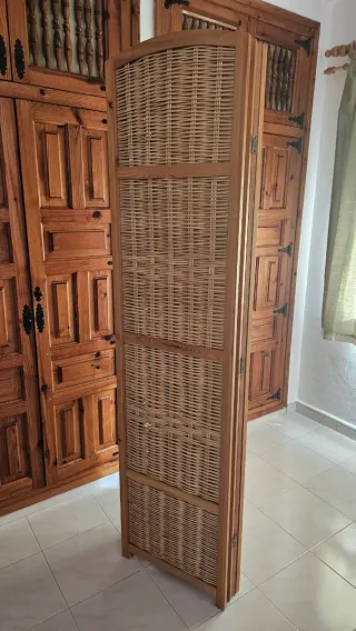 Biombo de madera y mimbre
