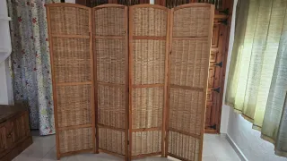 Biombo de madera y mimbre