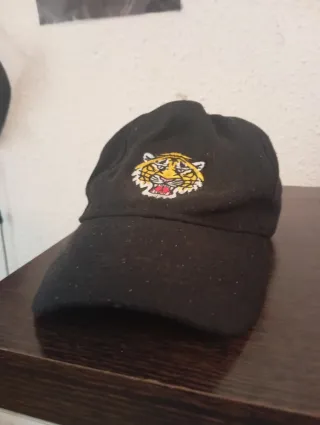 Gorra negra con logo de tigre