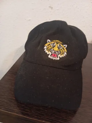 Gorra negra con logo de tigre