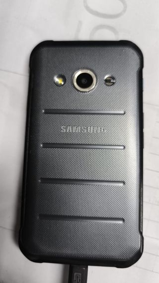 Vendo lotto di telefoni Samsung in perfette condizioni e due schede di memoria