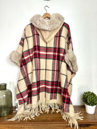 Poncho Cuadros Boho con Pelo Sintético