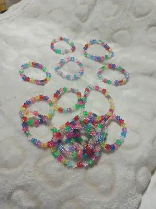 Pulseras de flores para niños.