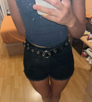 Cinturón negro con detalles plateados