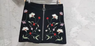 Minifalda ante bordada negra