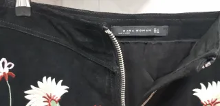 Minifalda ante bordada negra