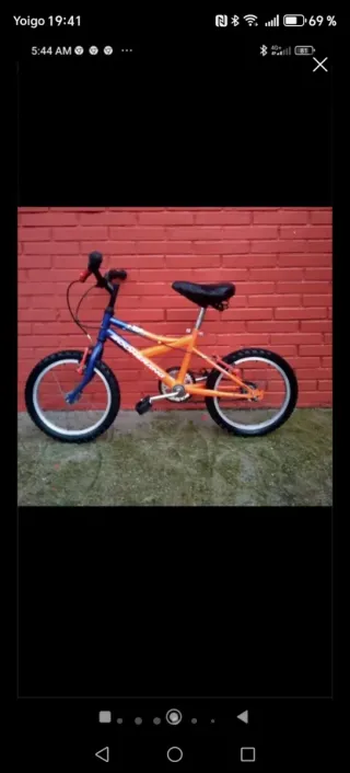Bicicleta infantil naranja y azul