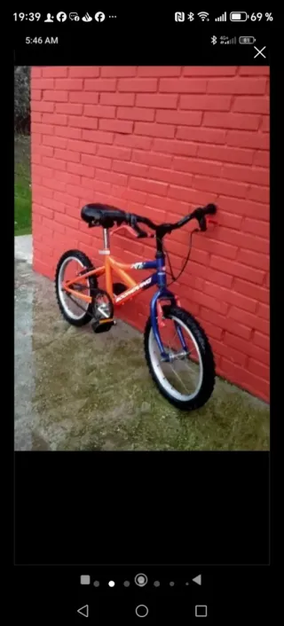 Bicicleta infantil naranja y azul