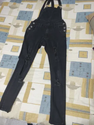 Peto vaquero skinny negro roto