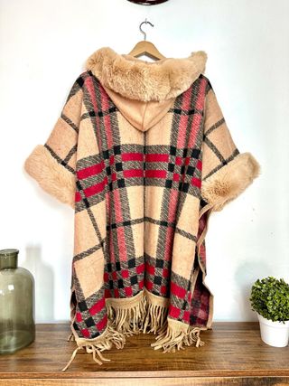 Poncho con capucha y pelo sintético