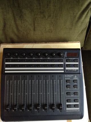 Controladora MIDI Behringer B-Control BCF2000