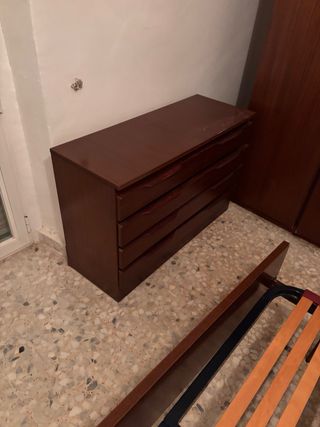 Cómoda de madera marrón