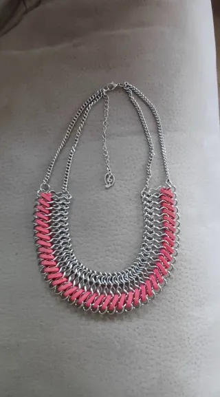 Collar plateado con detalles rosas