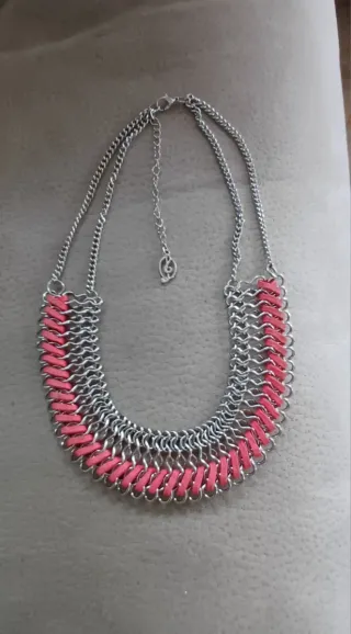 Collar plateado con detalles rosas