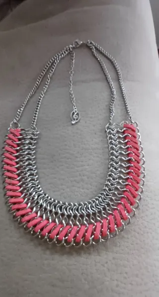 Collar plateado con detalles rosas