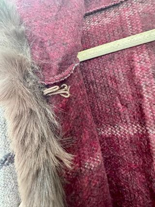 Poncho con capucha y pelo sintético