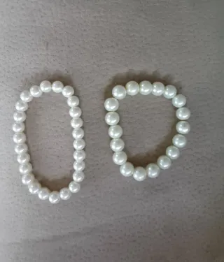 Pulseras de perlas blancas.