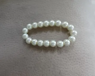 Pulseras de perlas blancas.