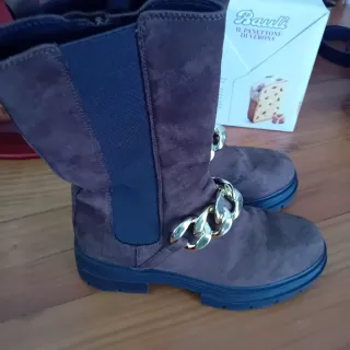 Stivali scamosciati con catena oro