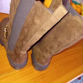 Stivali scamosciati con catena oro