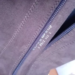 Stivali scamosciati con catena oro