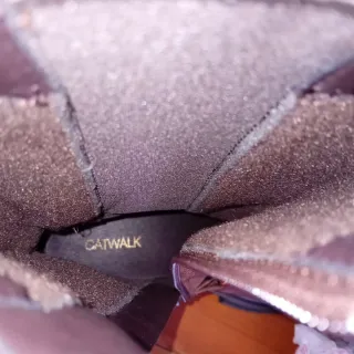 Stivali scamosciati con catena oro