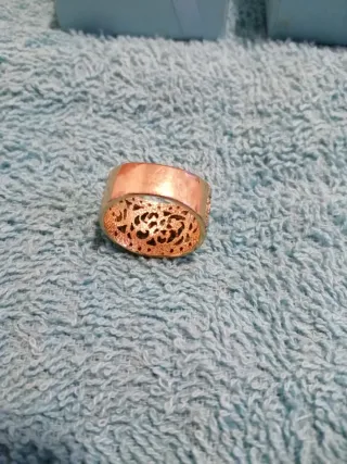 Anillo bañado en oro con piedras