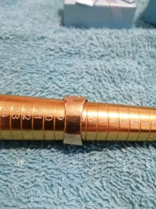 Anillo bañado en oro con piedras