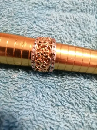 Anillo bañado en oro con piedras