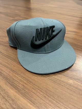 Gorra Nike Snapback Gris Negra
