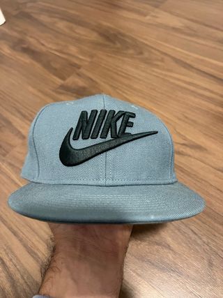 Gorra Nike Snapback Gris Negra